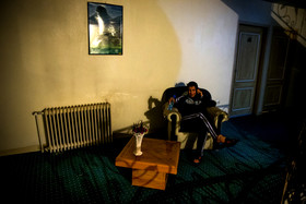 بازیکنان شب قبل از مسابقه ملزم به تحویل دادن تلفن همراه خود هستند و  افسانه قبل از تحویل دادن در حال صحبت با خانواده‌اش است.